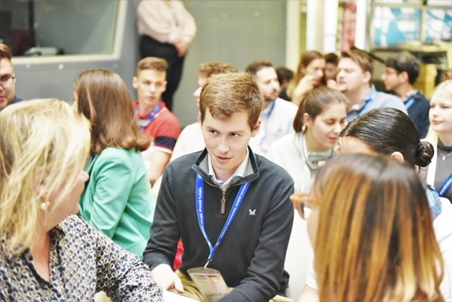 Pwysigrwydd Gwaith Ieuenctid Rhyngwladol: Adeiladu Pontydd ar gyfer Yfory