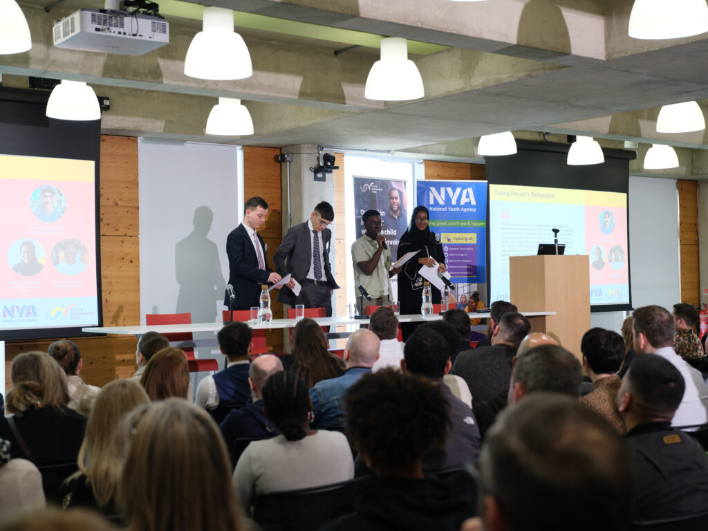 Prince a Muna (pobl ifanc o YEF) a Ben ac Ivan (pobl ifanc o NYA) yn siarad yn bwerus am bwysigrwydd llais ieuenctid yn y gynhadledd.